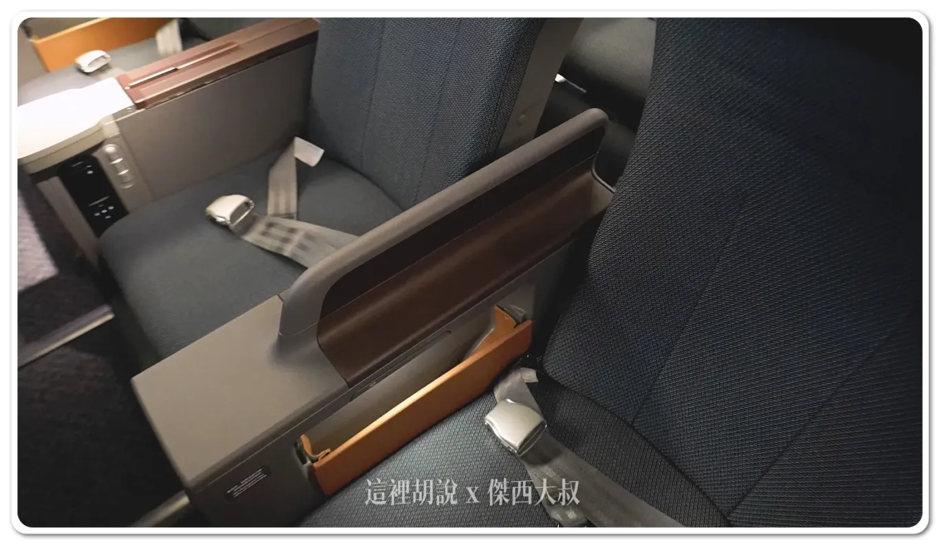 In the middle seats of each row (seats E and F), the armrest is divided to provide dedicated space for each passenger on either side. This ensures personal space for both travelers. For other seats, the armrest area is designed to store the foldable tray table, so this specific separation feature is not implemented.