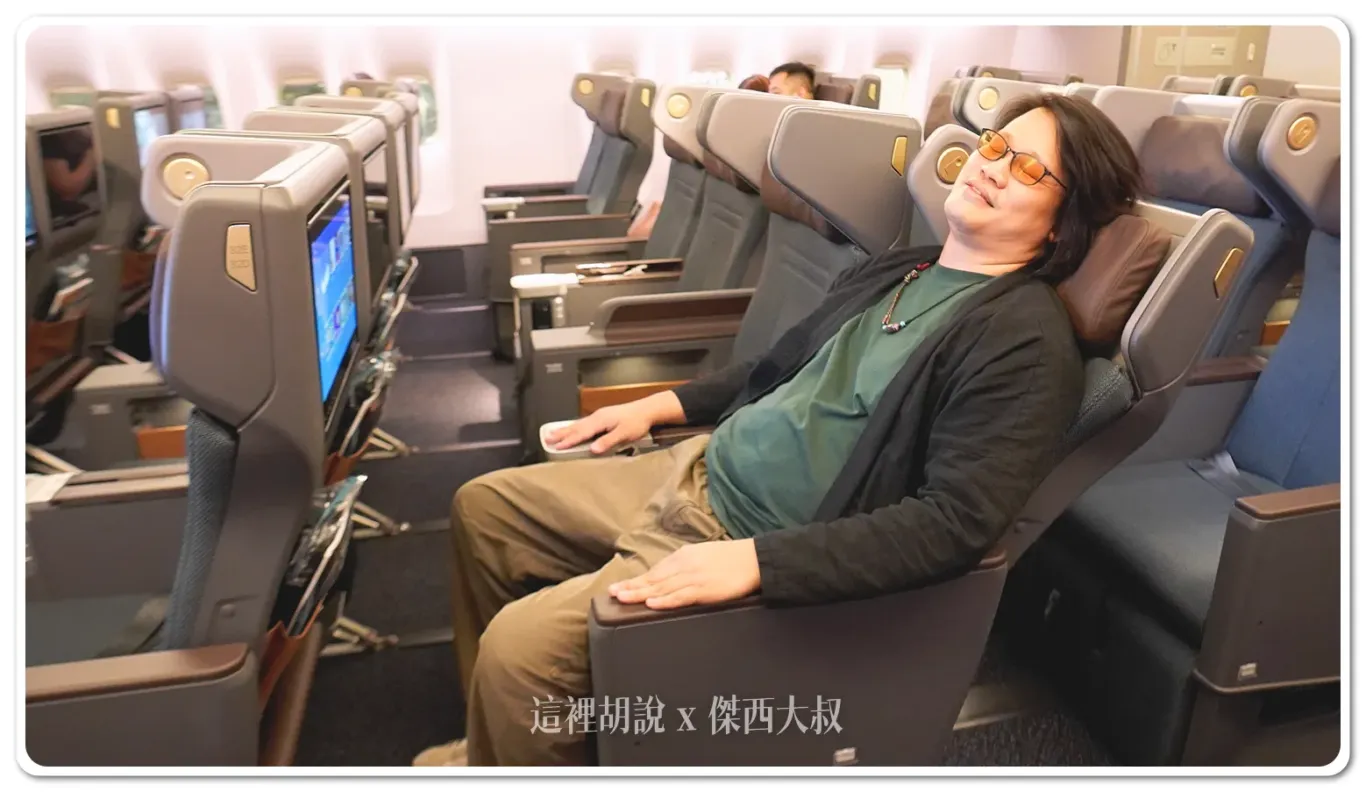 Jesse, at 183 cm tall, is considered very large, and there is still plenty of space around his legs, providing a comfortable amount of room even for someone of his size.