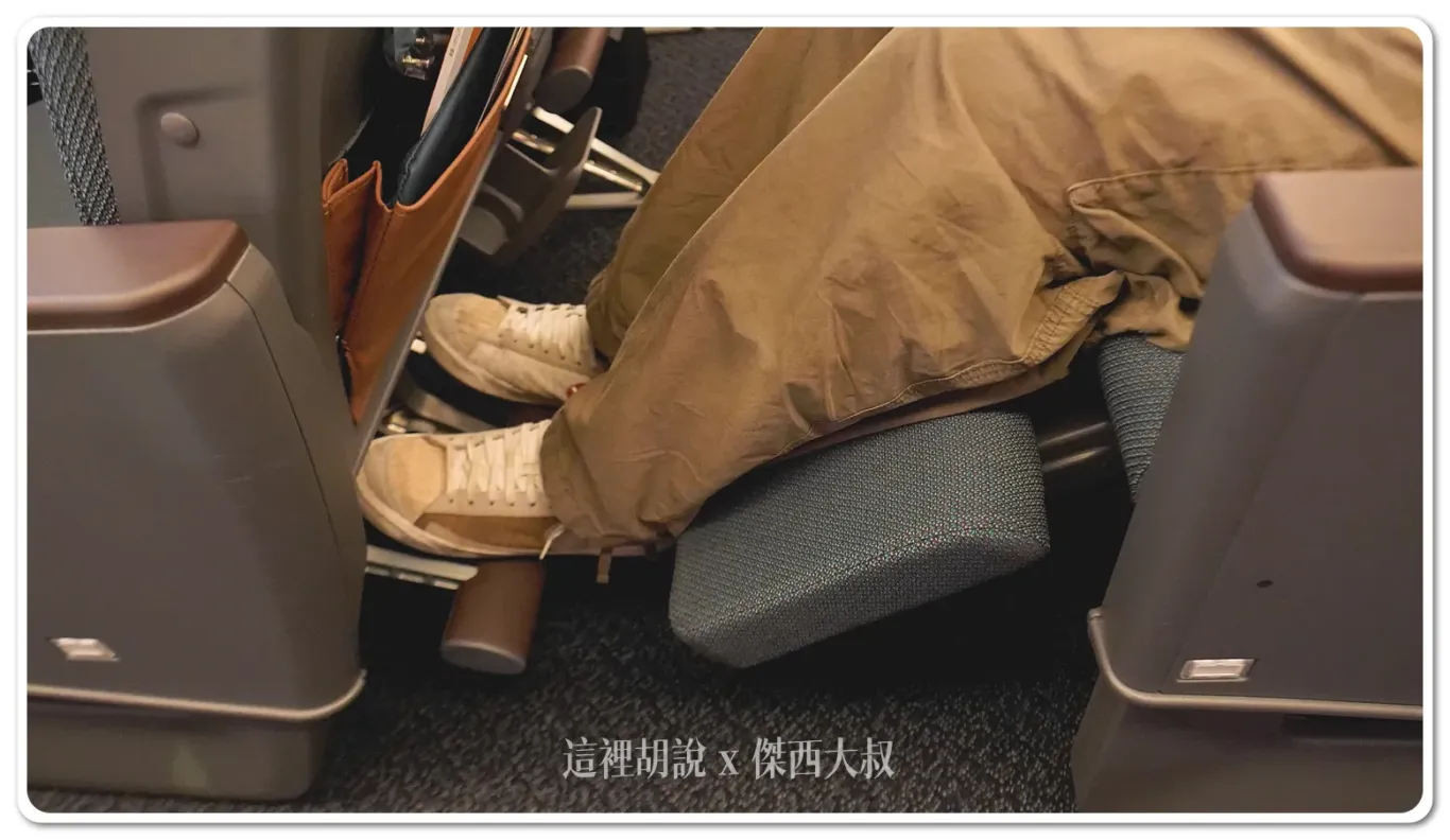The leg rest and footrest in Premium Economy Class are designed for easy adjustment. The footrest can be lowered simply by pressing down, without the need for additional controls. This feature enhances comfort, allowing passengers to rest their legs during the flight.