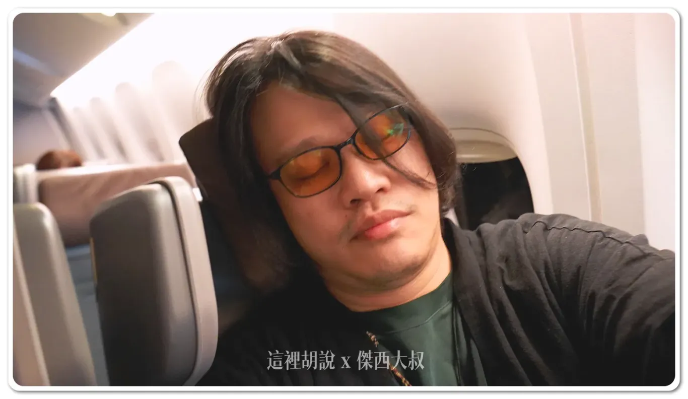 Jesse, at 183 cm tall with a large build, can comfortably find a resting angle in the seat due to the adjustable features like the reclining angle and customizable headrest. The spacious seat design, including the adjustable headrest side panels, offers ample support for both the head and neck, making it easier for passengers of larger stature to relax and rest during the flight.