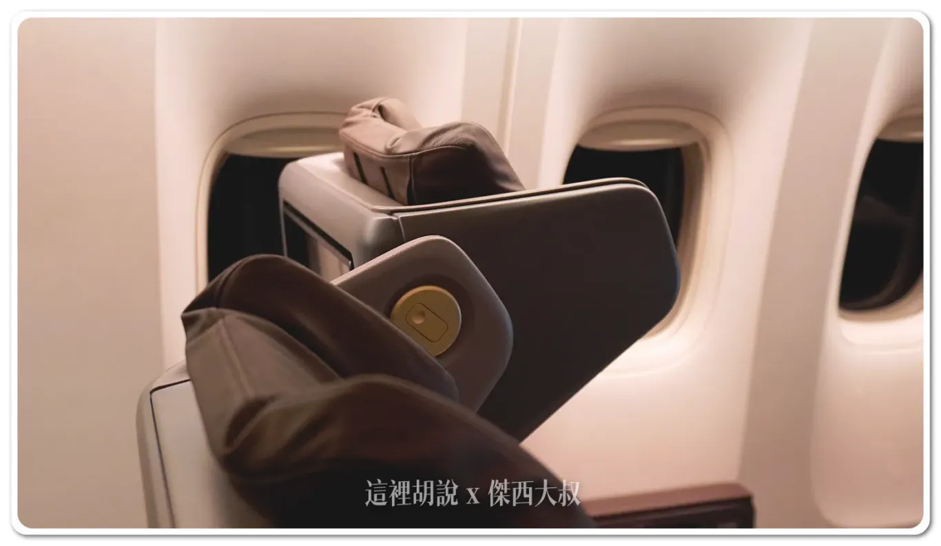 From this photo, you can observe the differences in reclining angles between the seats, as well as the adjustable height of the headrest. These features contribute to a more personalized and comfortable seating experience, allowing passengers to tailor the seat's position to their preferred level of comfort. The reclining function offers varying degrees of tilt, and the headrest's height adjustment helps support different neck positions for added relaxation during the flight.