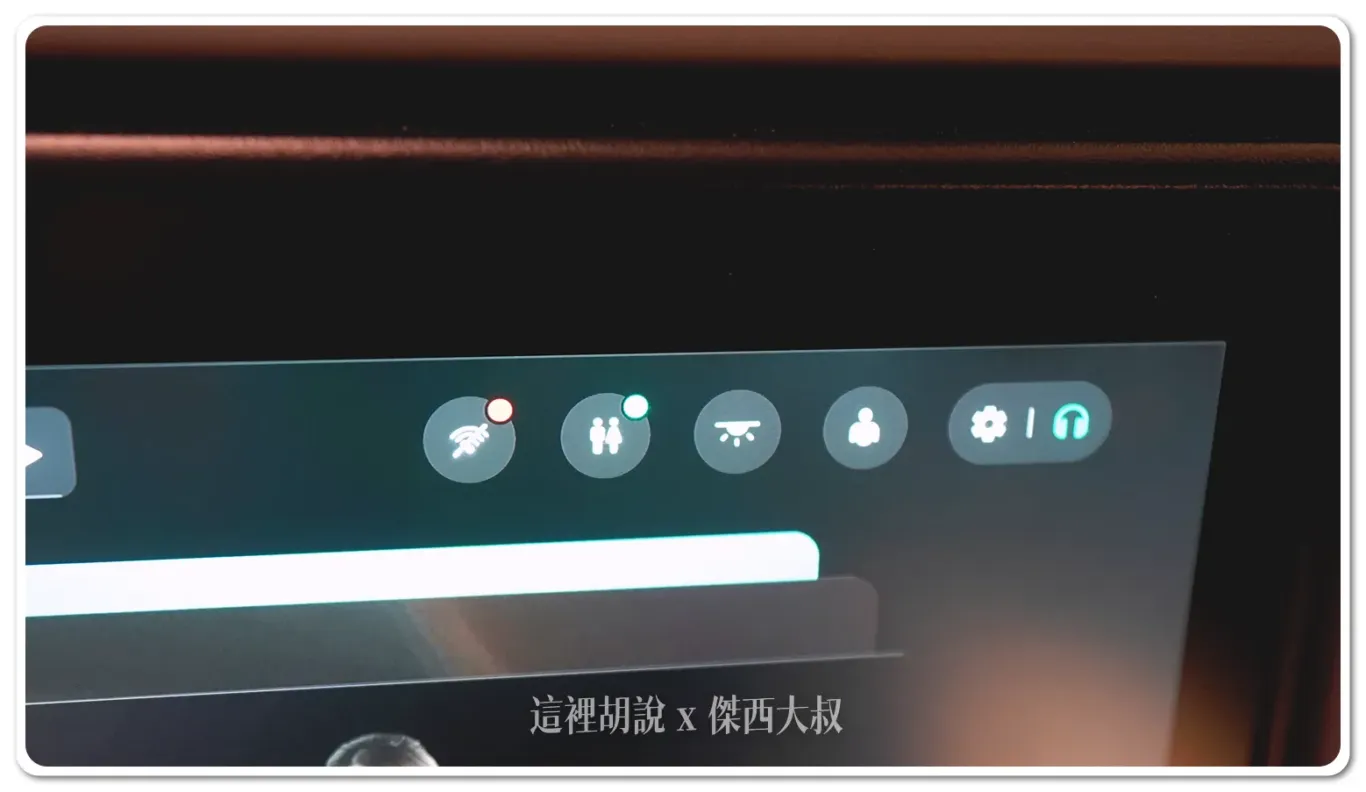 The Wi-Fi and restroom statuses are displayed in the top-right corner of the screen using a red-green light icon system. This intuitive design allows passengers to easily monitor the status of Wi-Fi, restrooms, lighting, service bell, and other features at a glance. The icon system makes it straightforward to check the availability of key services during the flight.