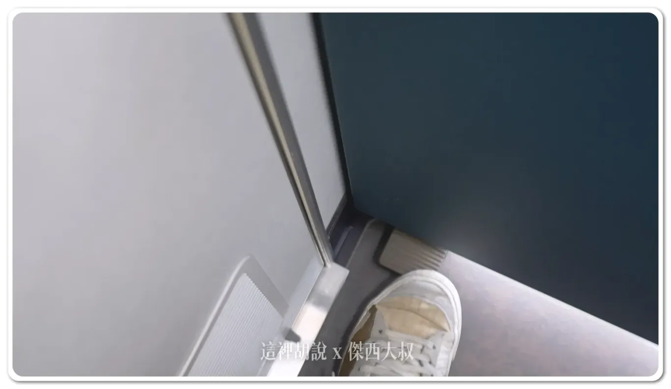 The garbage bin lid in the restroom has been redesigned to operate with a pedal mechanism, allowing passengers to open it without having to touch the lid. This hands-free feature enhances hygiene by minimizing contact, making it more convenient for passengers to dispose of waste. This thoughtful design aligns with the overall effort to improve cleanliness and user comfort in the restroom.