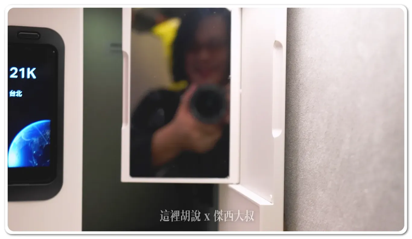 置物櫃的門還有一個化妝鏡 置物櫃的門還有一個化妝鏡