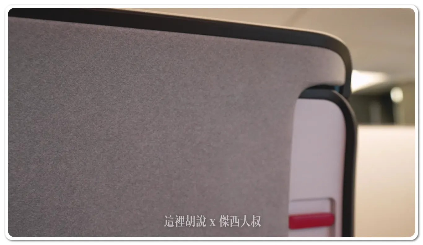 整個座位都是用這樣絨面布料包覆 整個座位都是用這樣絨面布料包覆