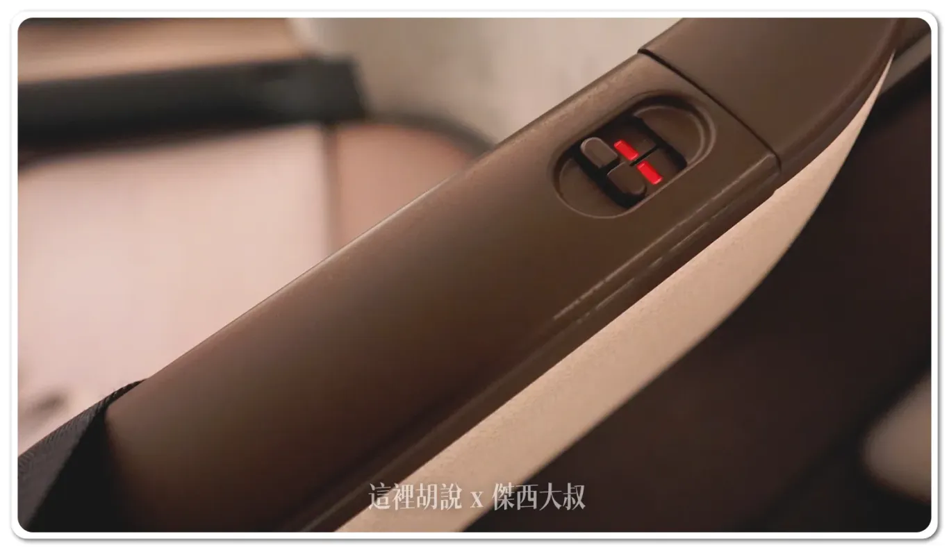 艙門鎖位於艙壁上方,平飛後客艙組員會協助解鎖,解除鎖定在靠走道艙壁上方還有一個按鈕,需要同時按住才能夠解除 艙門鎖位於艙壁上方,平飛後客艙組員會協助解鎖,解除鎖定在靠走道艙壁上方還有一個按鈕,需要同時按住才能夠解除