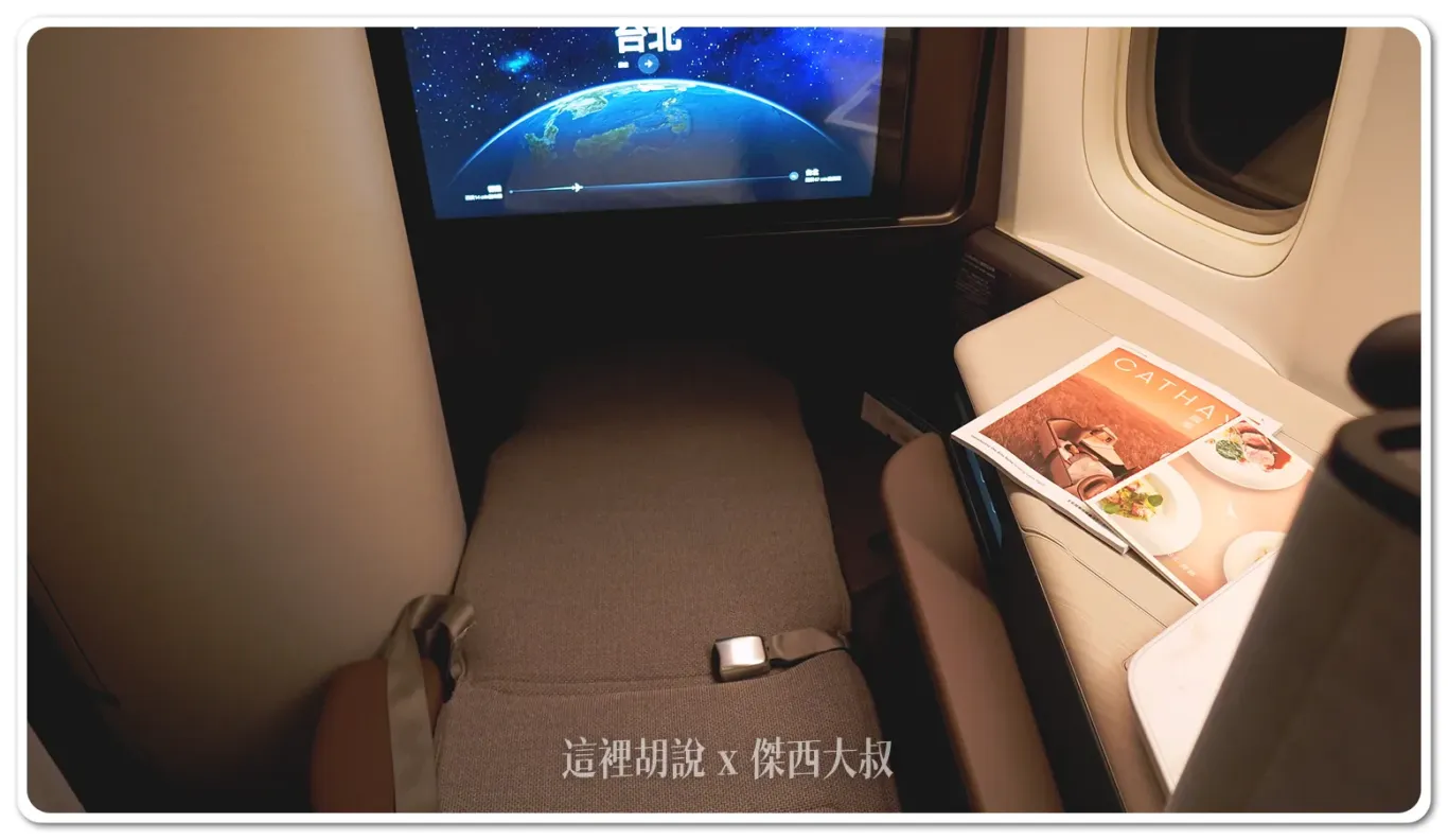 全平躺座位的空間,扶手側桌板空間前端保持垂直的淨空,爭取多一些的休息空間 全平躺座位的空間,扶手側桌板空間前端保持垂直的淨空,爭取多一些的休息空間