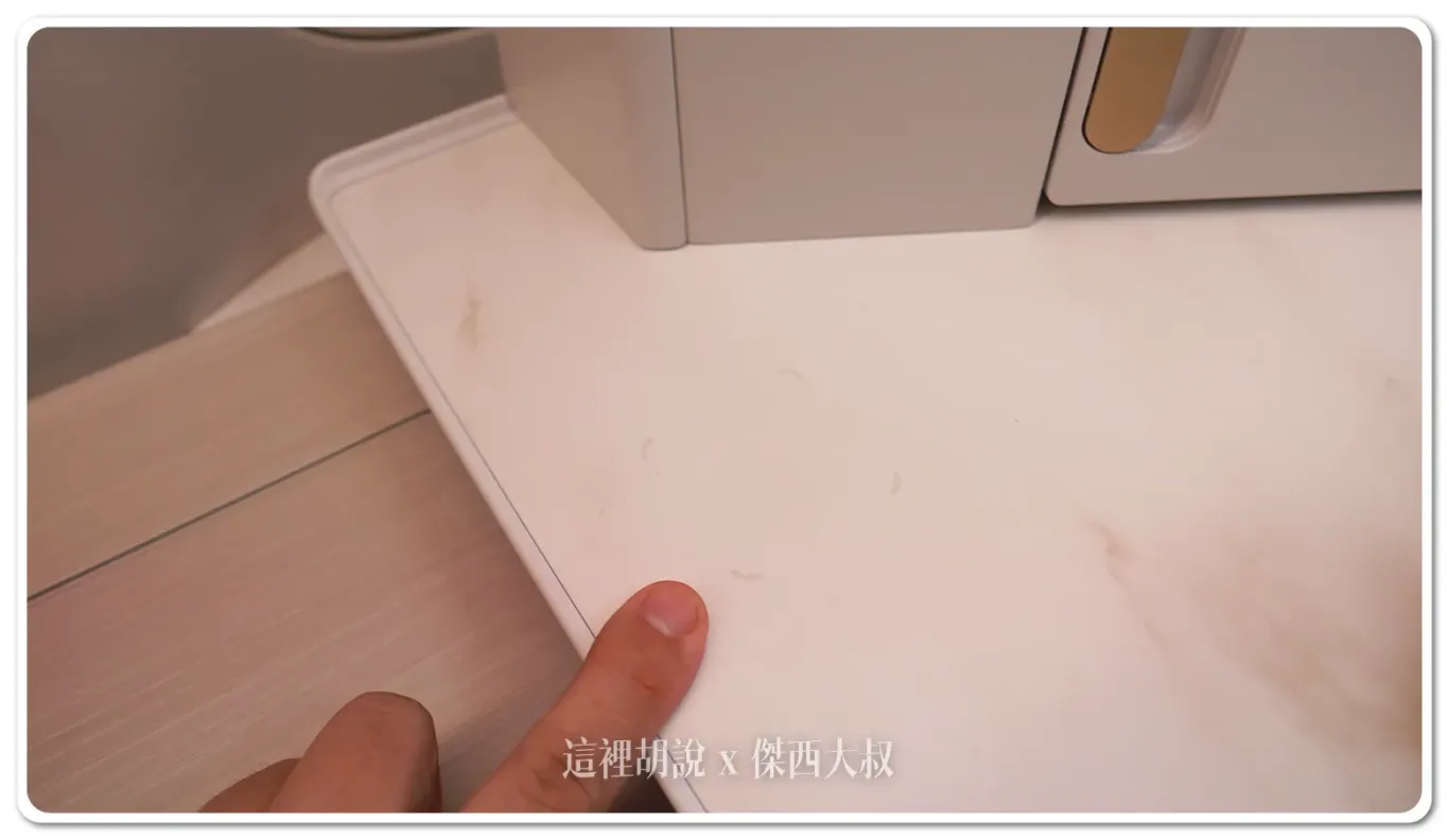 另外在側桌的部分有提供無線充電 另外在側桌的部分有提供無線充電