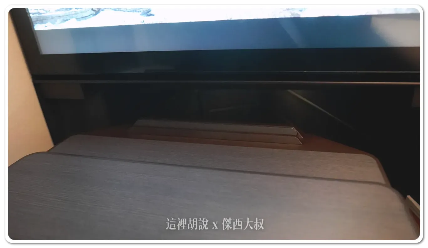 桌面抽出來之後,有放置平板的卡槽 桌面抽出來之後,有放置平板的卡槽