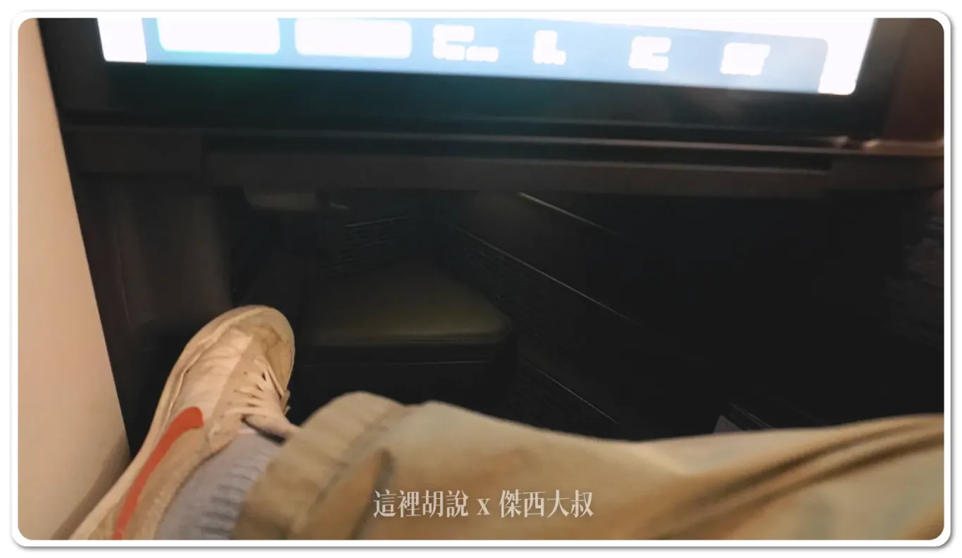 腳部照明有點小夜燈的感覺 腳部照明有點小夜燈的感覺