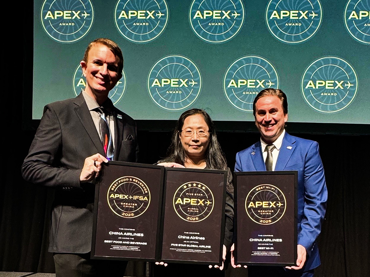 華航榮獲國際航空乘客體驗協會《APEX》「全球五星航空」最佳榮譽，也獲頒「最佳餐飲服務獎」及「最佳Wi-Fi獎」三大殊榮。