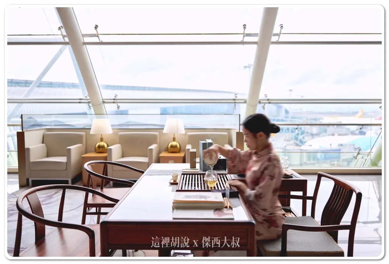 星空聯盟品牌貴賓室形塑了和廣州及珠三角地區的連結感，除了有當地藝術家的藝術作品點綴外，貴賓室還有一個專屬的品茶空間，將在特殊場合下，讓旅客體驗在地知名的茶文化。貴賓室除全天候供應不同小吃和當地美食，旅客亦可選擇在酒吧區小酌一杯。