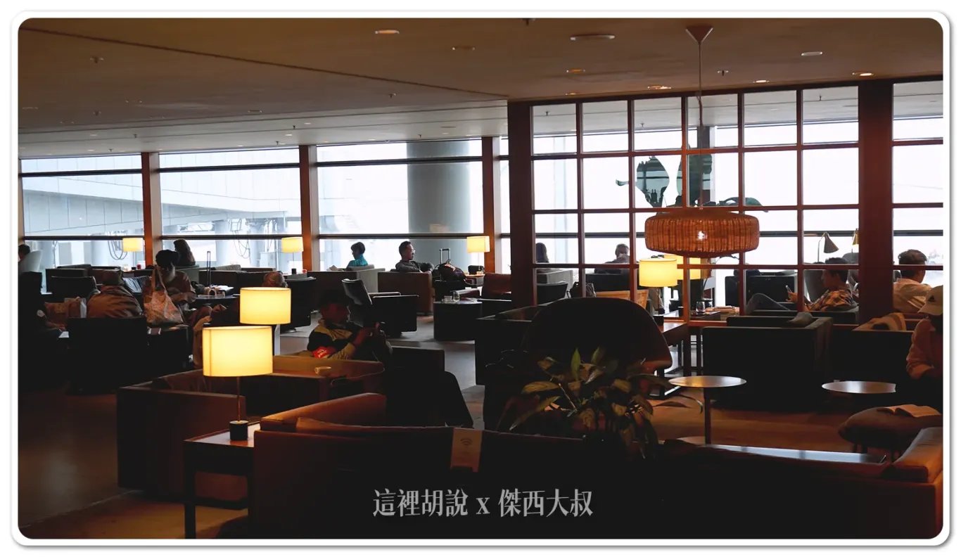 在這區比較多的是沙發座位，符合這一區的設定，讓旅客好好愜意休息