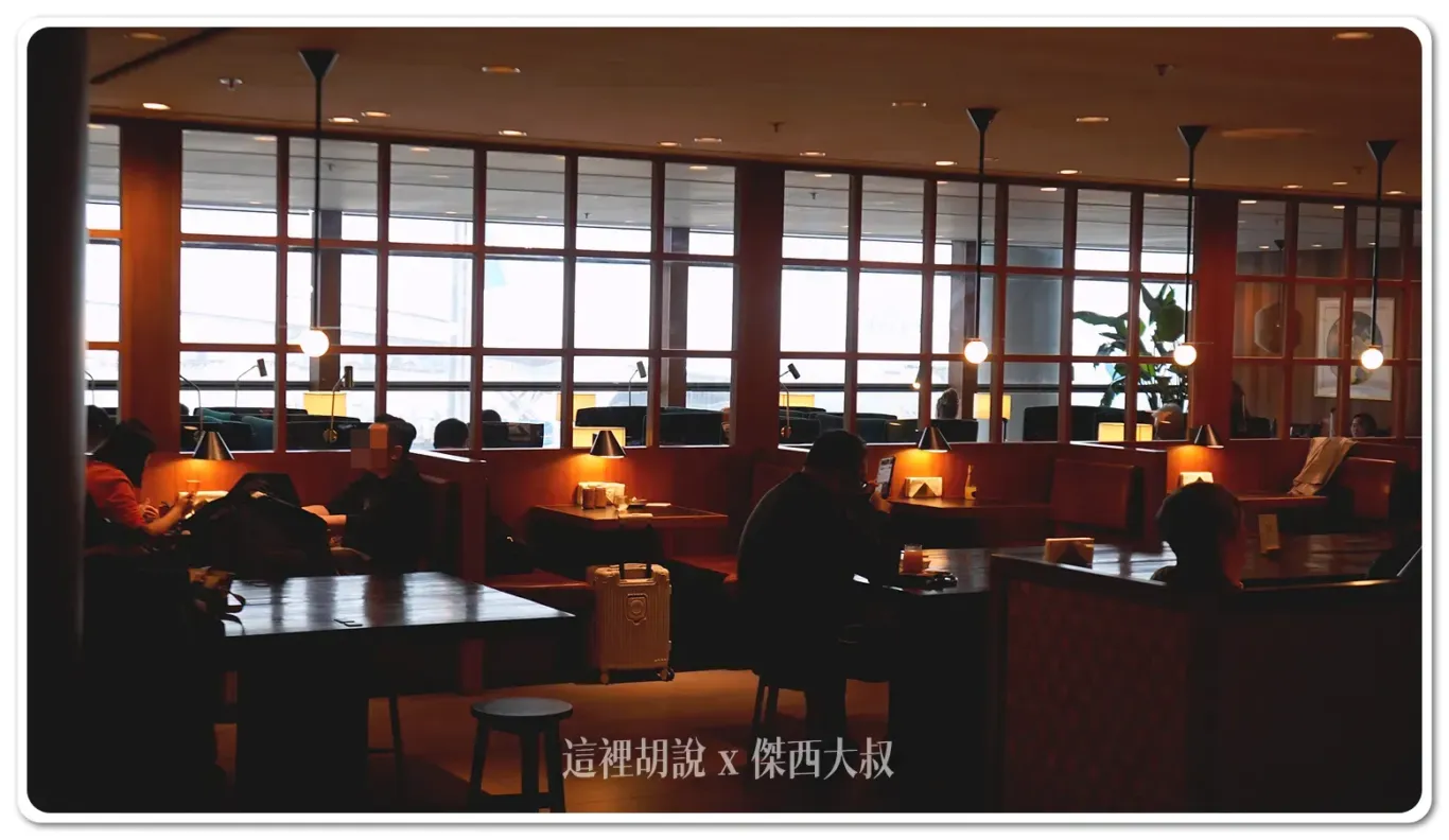 因為獨旅的乘客不少，所以也會有這種兩人小桌