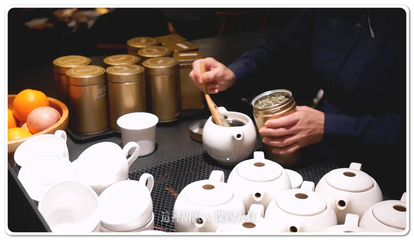 阿姨用熟練的速度，沏好一壺茶，茶葉都是原葉的型式、而且提供整壺給客人品茗