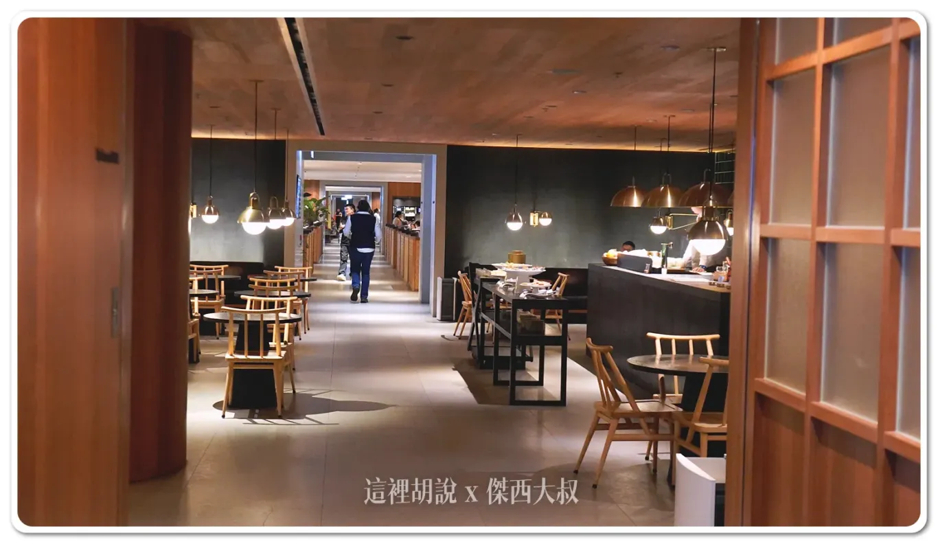 這個空間如果要傑西來解讀的話，應該算是『專注當下』燈光改採了投射光的模式，在旅人在忙碌旅行的時候，心可以靜下來，享受面前的這一壺茶。