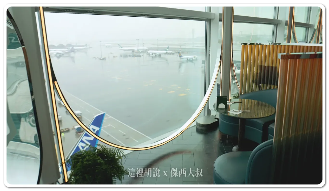 香港機場天際走廊 Sky Bridge 上的 INTERVALS 天際酒吧：INTERVALS ：用餐環境