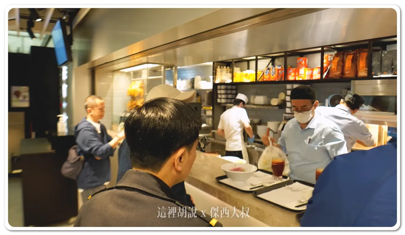 排隊到櫃臺取餐，師父看單子出餐，所以一定要來這邊排隊，出餐速度很快