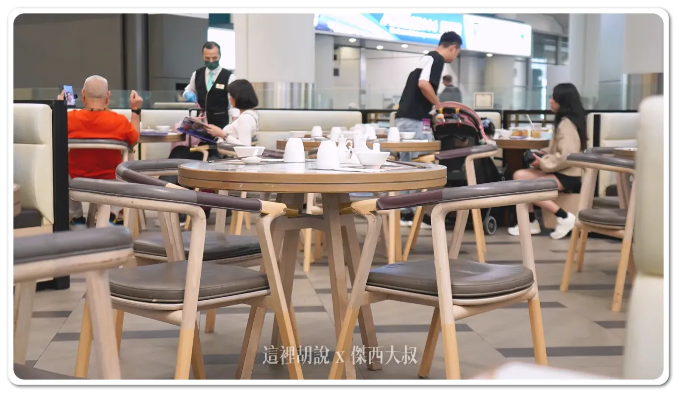 位於抵達大廳的餐廳座位還算不錯，可以看著人來人往