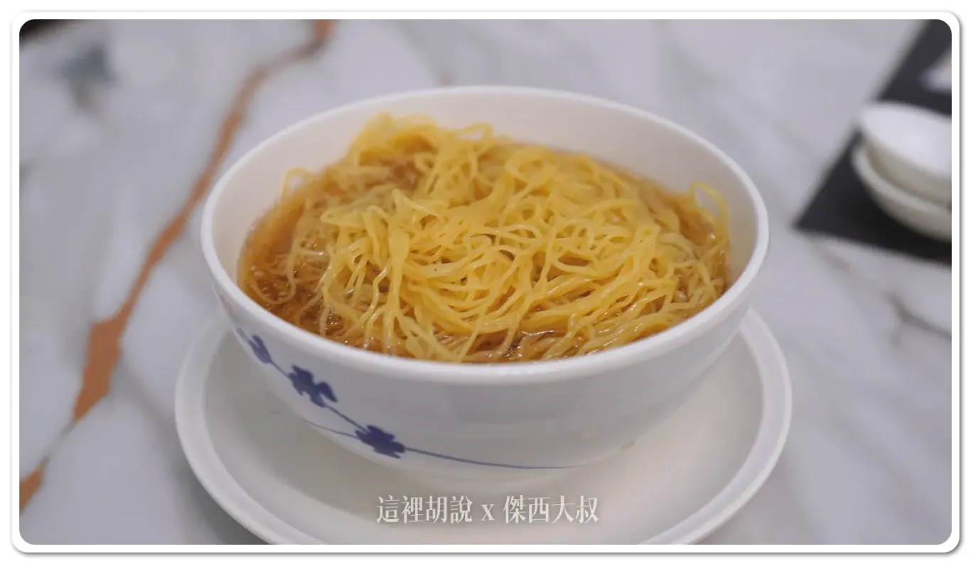 招牌的蝦仁雲吞面餛飩藏在下面
