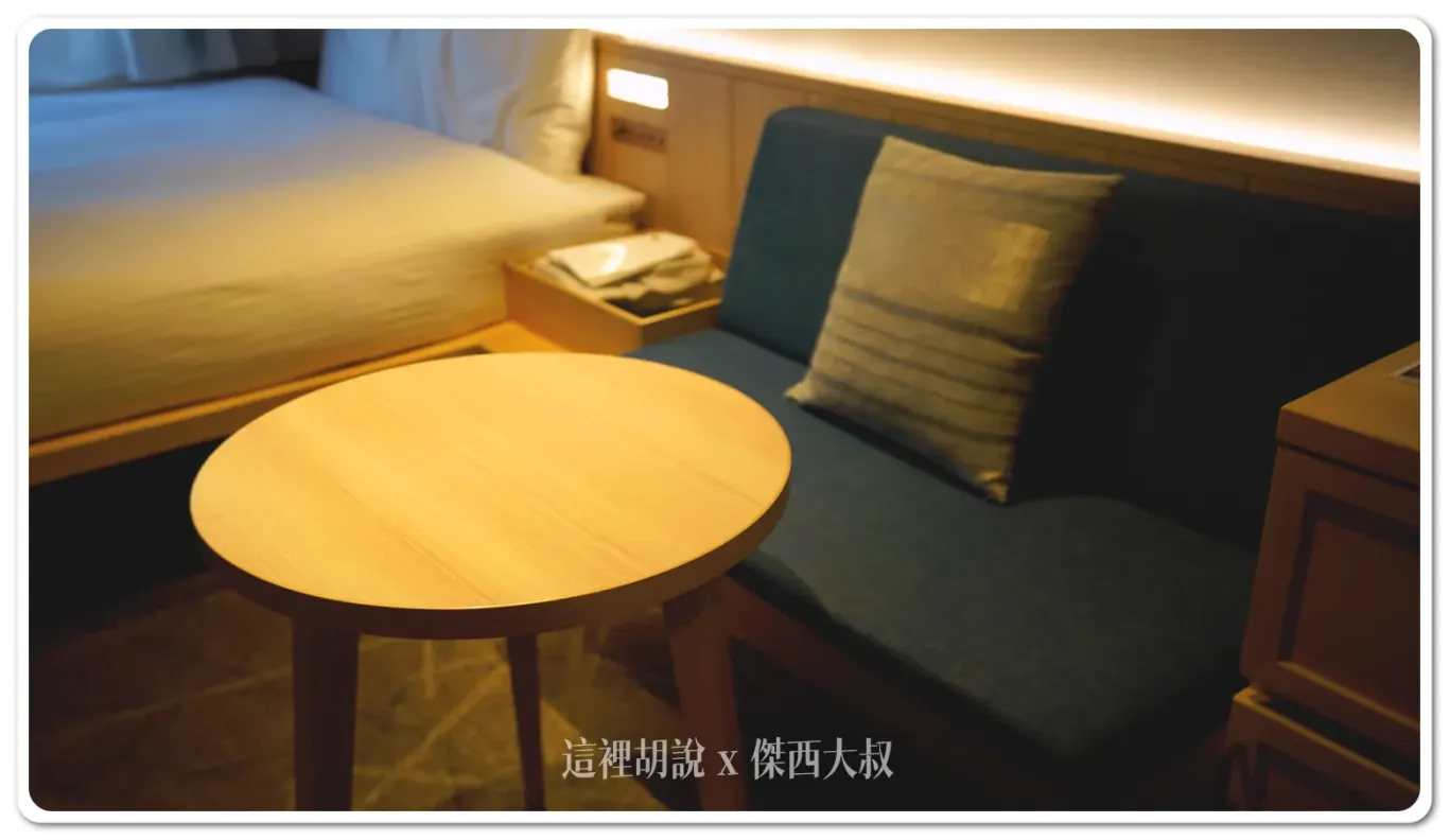設有一個小沙發，跟茶几，如果需要工作的話稍微不方便他們有其他房型有寫字桌，看可不可以跟飯店談心看看