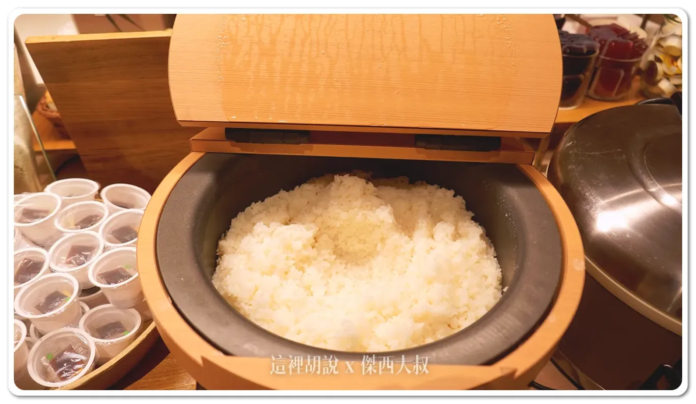 早餐當然直攻海鮮蓋飯，所以傑西選醋飯（木桶裝）