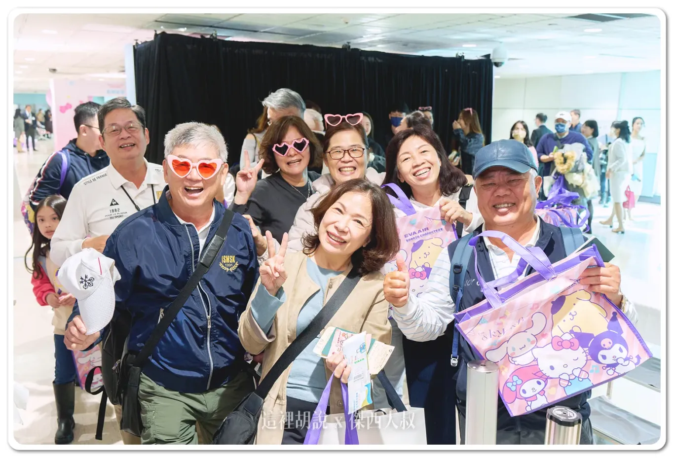 長榮航空「粉萌機」正式啟航，旅客開心領取首航禮物，準備感受粉萌來襲的夢幻搭機體驗。