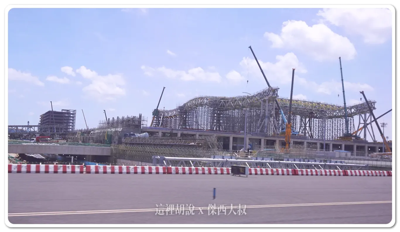 紅色部分就是跨越高速公路的W2滑行道