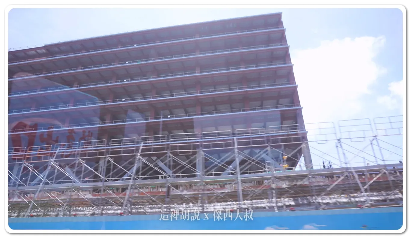 桃園機場第三航廈本體建築 吊掛當中的雲頂天花 2024-07 歷史記錄：北廊廳