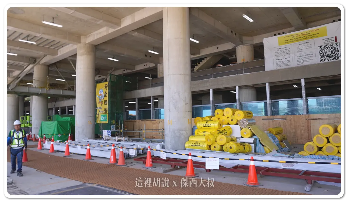 桃園機場第三航廈本體建築 吊掛當中的雲頂天花 2024-07 歷史記錄：北廊廳