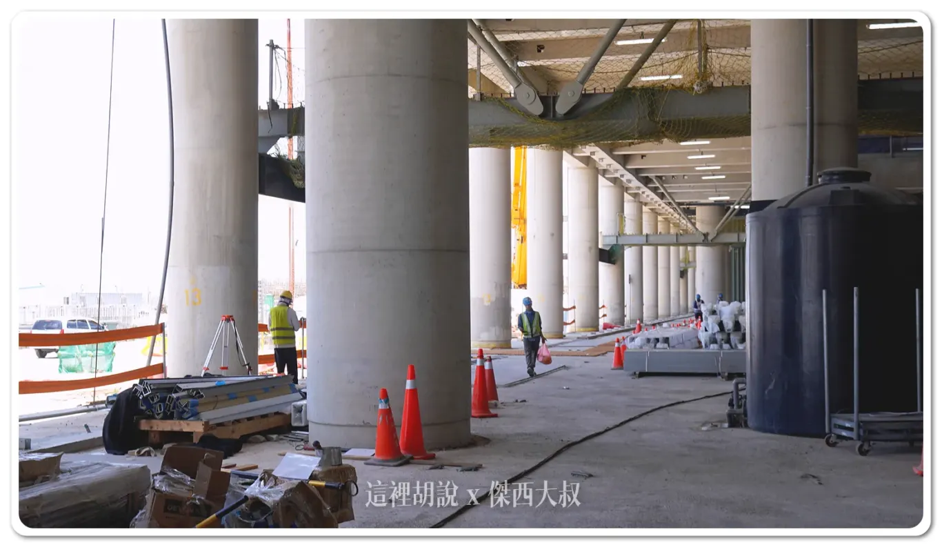 桃園機場第三航廈本體建築 吊掛當中的雲頂天花 2024-07 歷史記錄：北廊廳