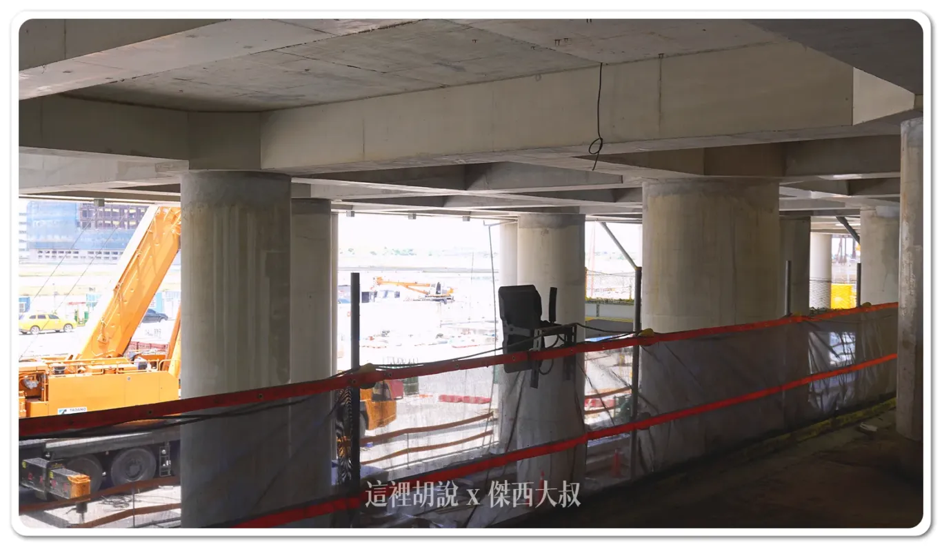 爬上二樓之後俯瞰旅客的下客區
