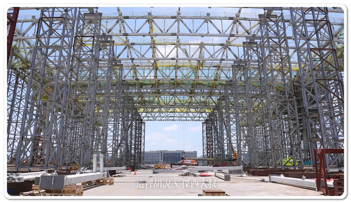 桃園機場第三航廈本體建築 吊掛當中的雲頂天花 2024-07 歷史記錄：北廊廳