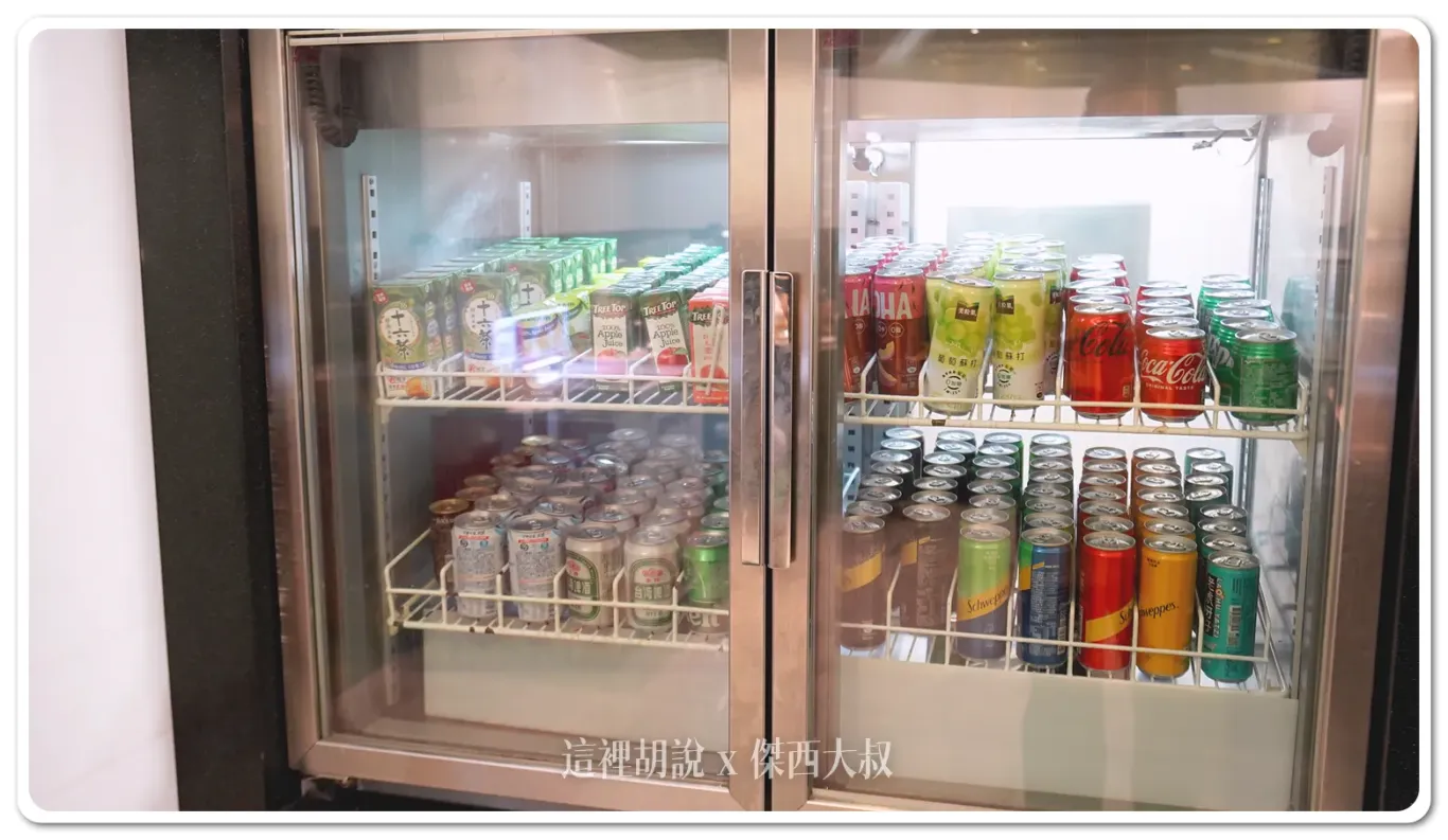 軟性飲料、有十六茶、果汁、可樂雪碧、啤酒、可爾必思、蘇打水喝酒不開車 開車不喝酒 未滿十八歲請勿飲酒