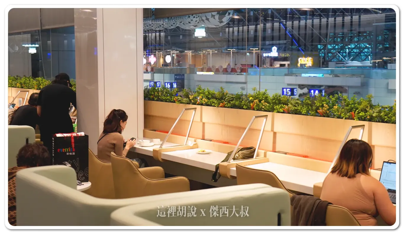 另外在靠窗的區域，也有吧台的座位