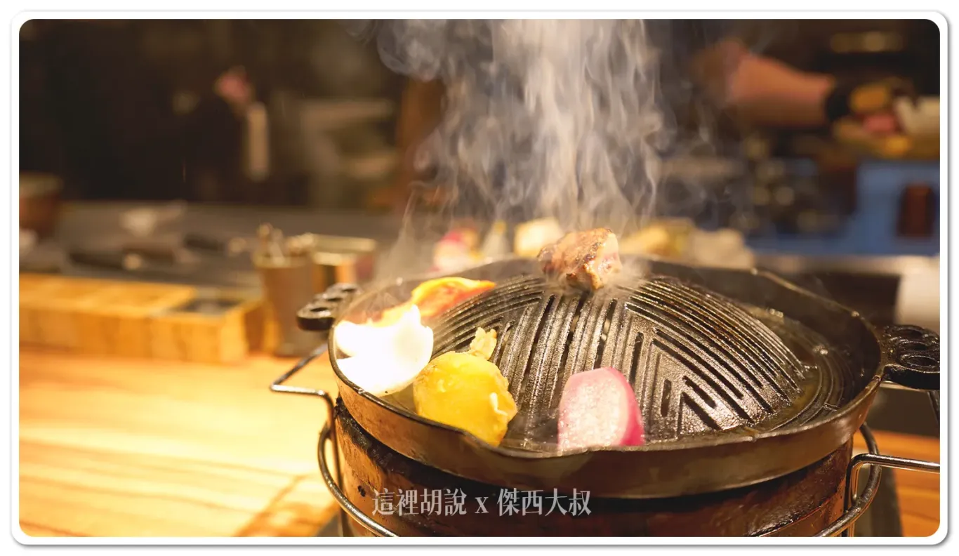 店員妹妹很貼心的幫我上了一些基本的蔬菜，但我沒有吃完（因為是當天晚上第二攤晚餐）