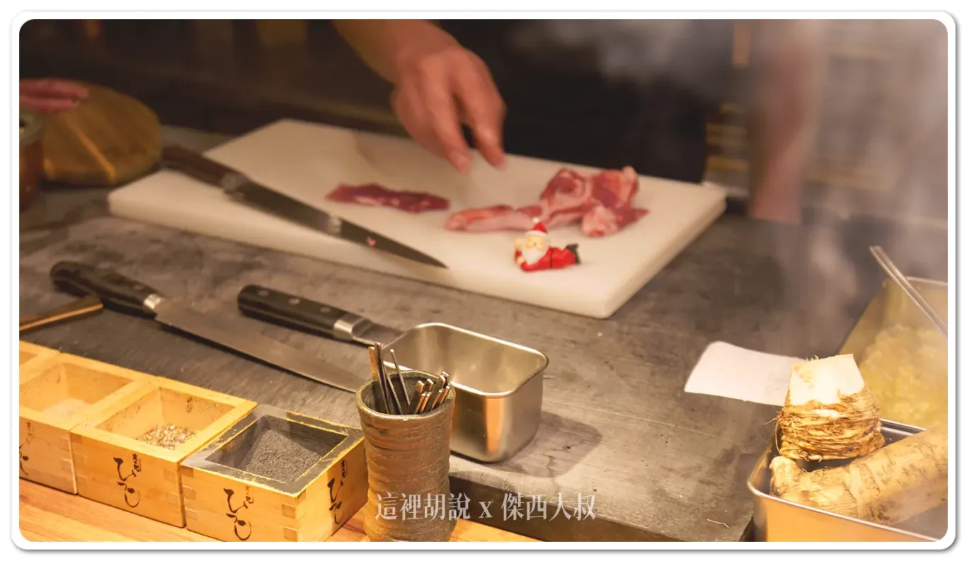 羊肉在他面前都可以呈現出最好的滋味，部分肉品還有斷筋那個聖誕老人是擺盤裝飾物