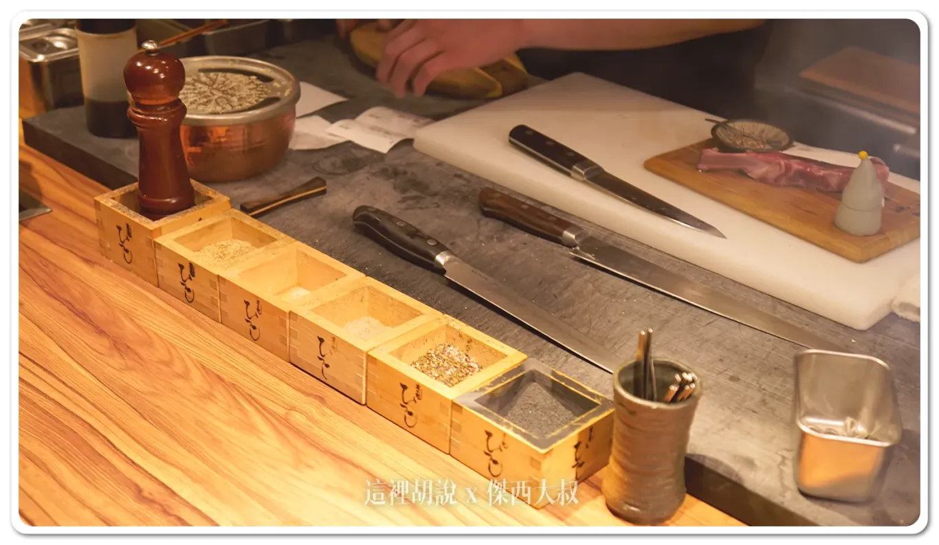 負責切肉的小哥只有一位，他的刀工乾淨了得前方還有很多調味料