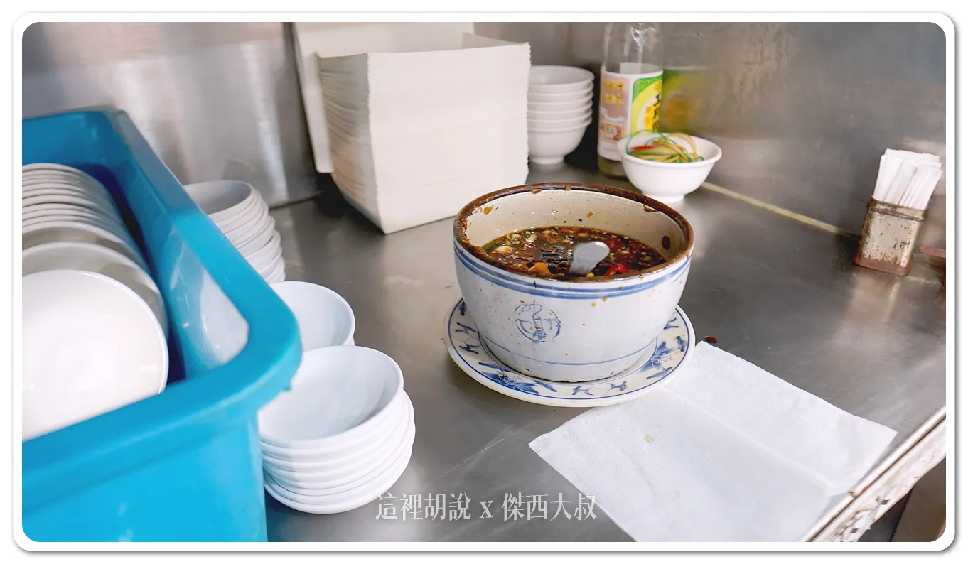 裝完白飯，阿伯跟我推薦他們的辣醬油，裡頭有蒜頭