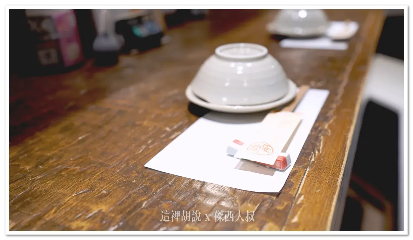 就是他們使用的筷子以及下面鋪的的和紙引起了我的注意 就是他們使用的筷子以及下面鋪的的和紙引起了我的注意