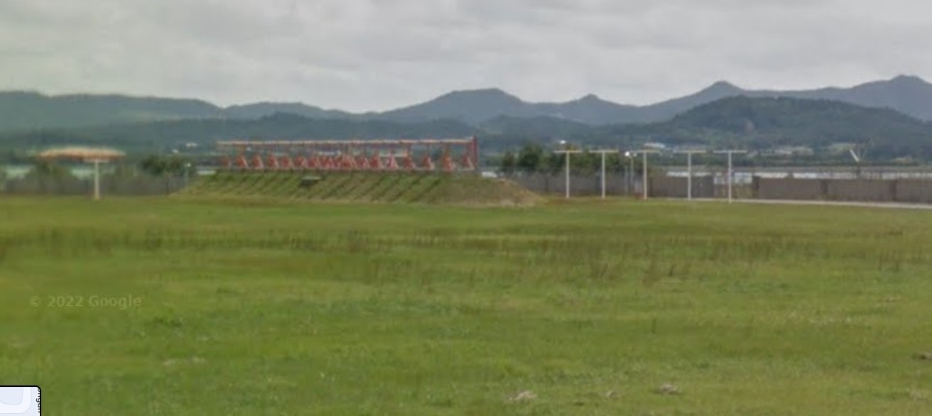 左右定位台的土堆圖片來源：GOOGLE街景