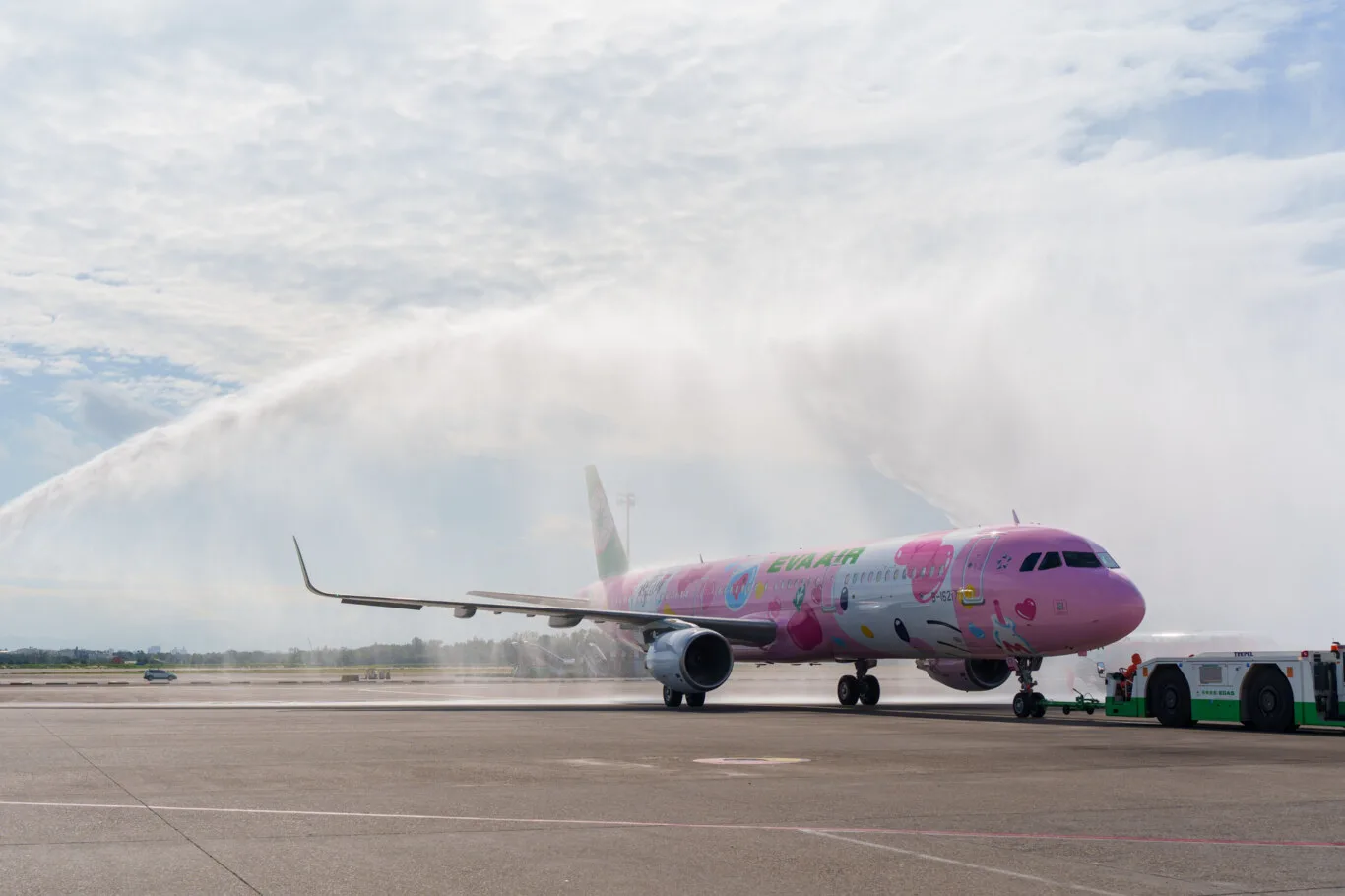 長榮航空全新Hello Kitty彩繪機「粉萌機」亮麗登場 首飛台北-仙台 - 這裡胡說 JL TALKS