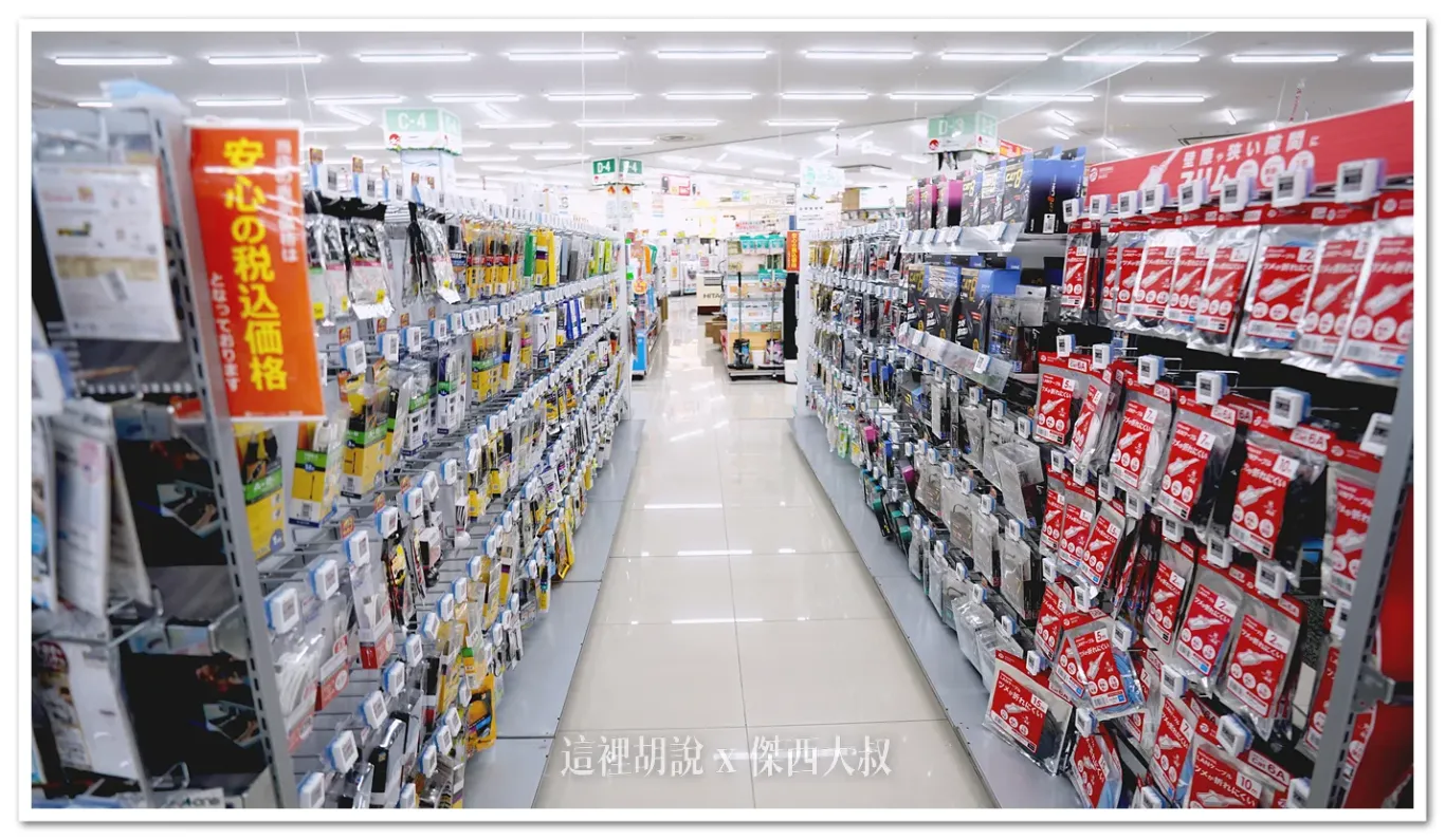 這區是電腦相關的線材，部份的線材像是網路線，BIC CAMERA會推出自有品牌便宜好用的