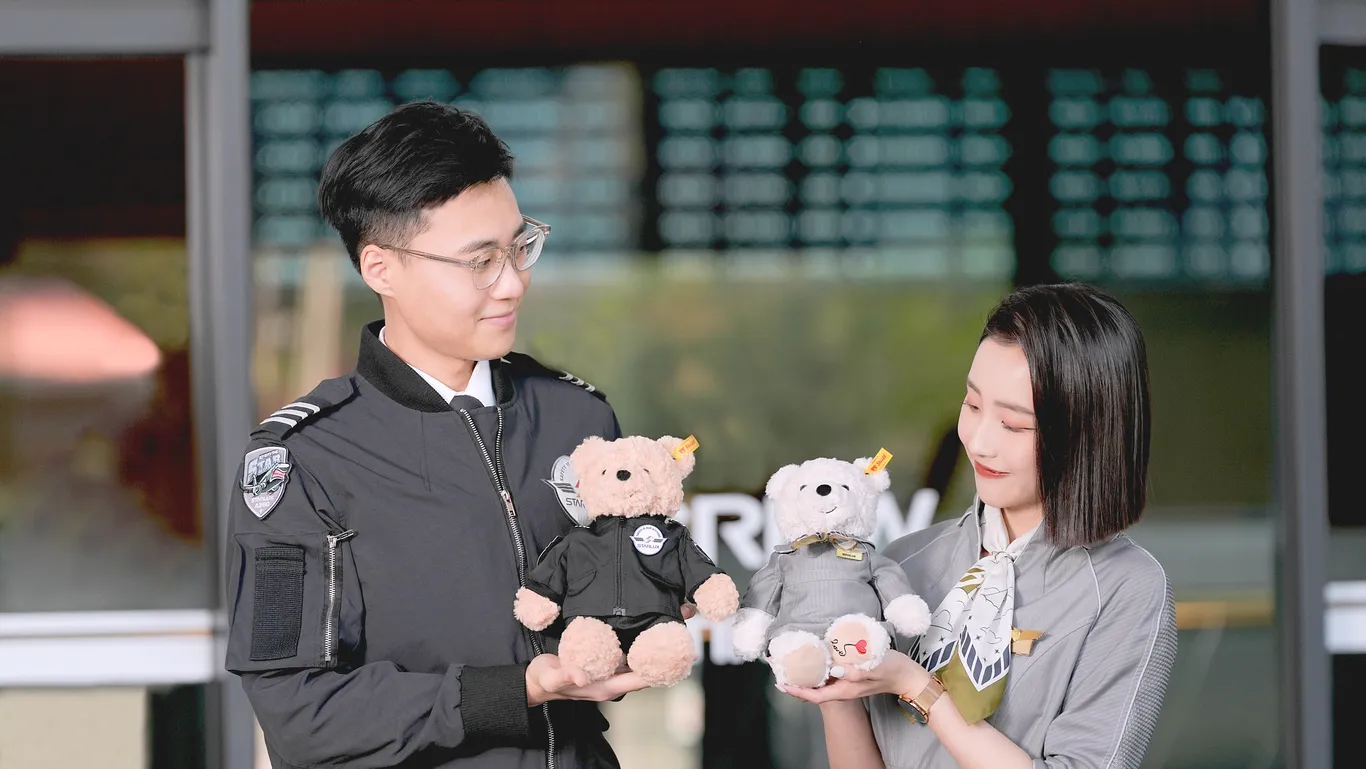 組員制服同款 德國Steiff機師熊和空服熊 星宇航空新周邊商品 - 這裡胡說 JL TALKS 組員制服同款 德國Steiff機師熊和空服熊 星宇航空新周邊商品 - 這裡胡說 JL TALKS