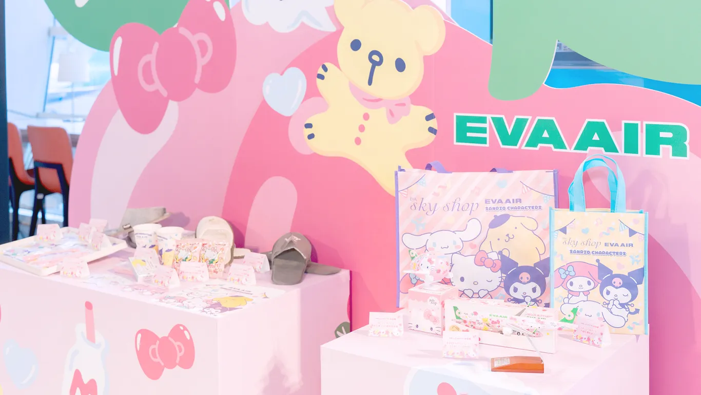 長榮航空Hello Kitty彩繪機「粉萌機」於1月22日至2月28日期間限定飛航高雄-香港航線，並於今天正式首航！