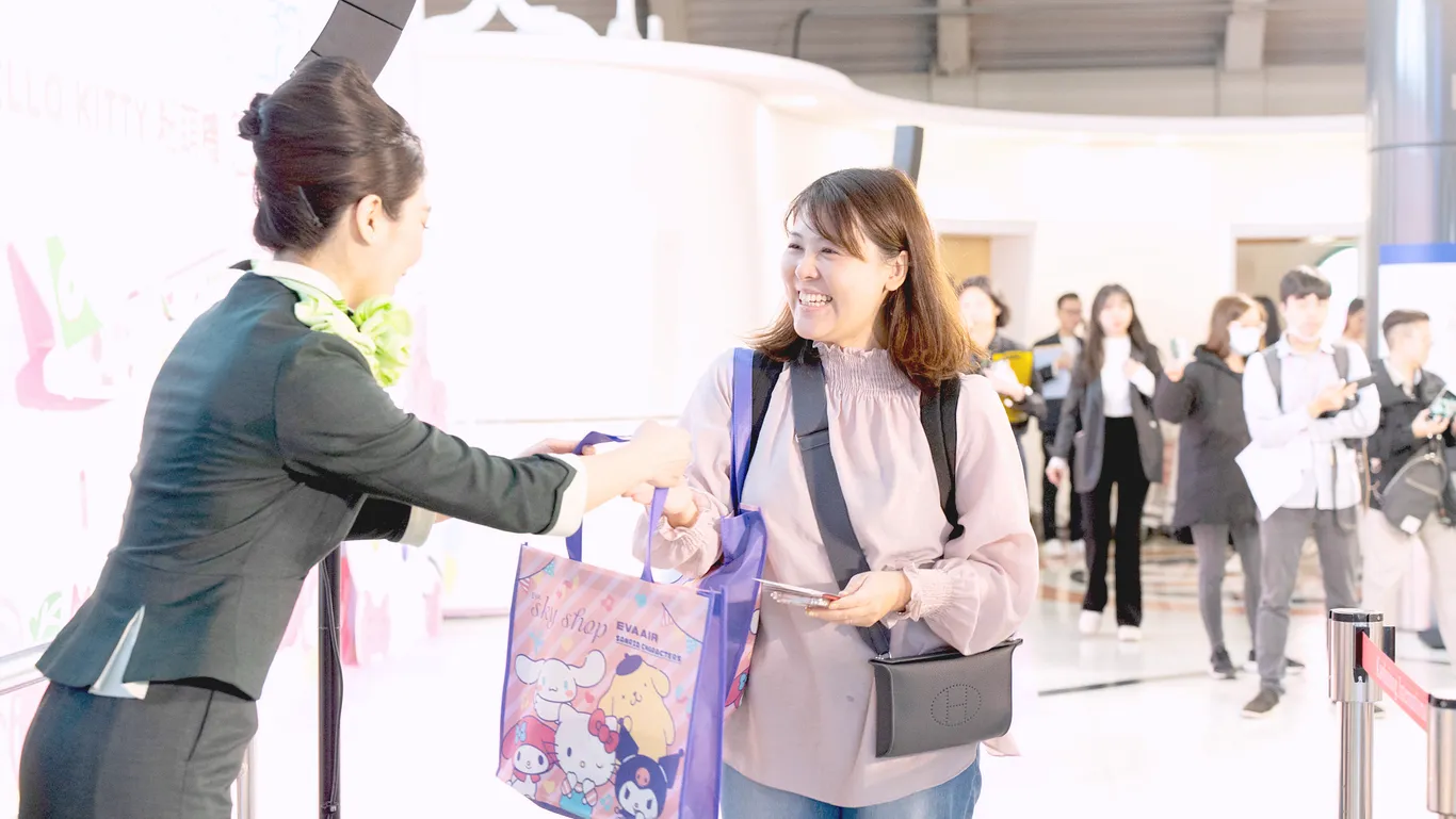 為歡慶粉萌機首航高雄-香港，長榮航空特別致贈首航班旅客粉萌機限定明信片以及三麗鷗紅包袋，一同歡樂迎新年！