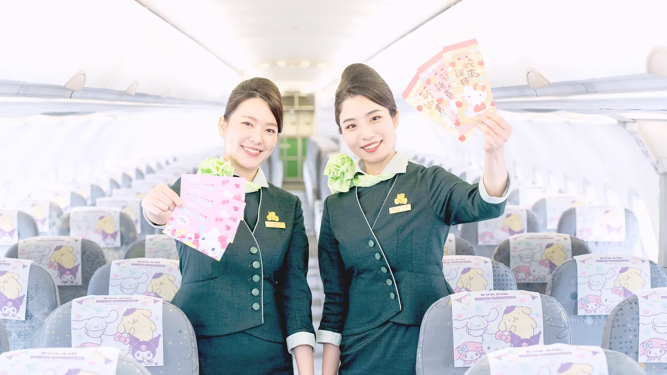 長榮航空Hello Kitty彩繪機機艙內提供旅客眾多三麗鷗元素的服務用品，讓旅客與三麗鷗明星們一同翱翔天際，歡樂啟航。