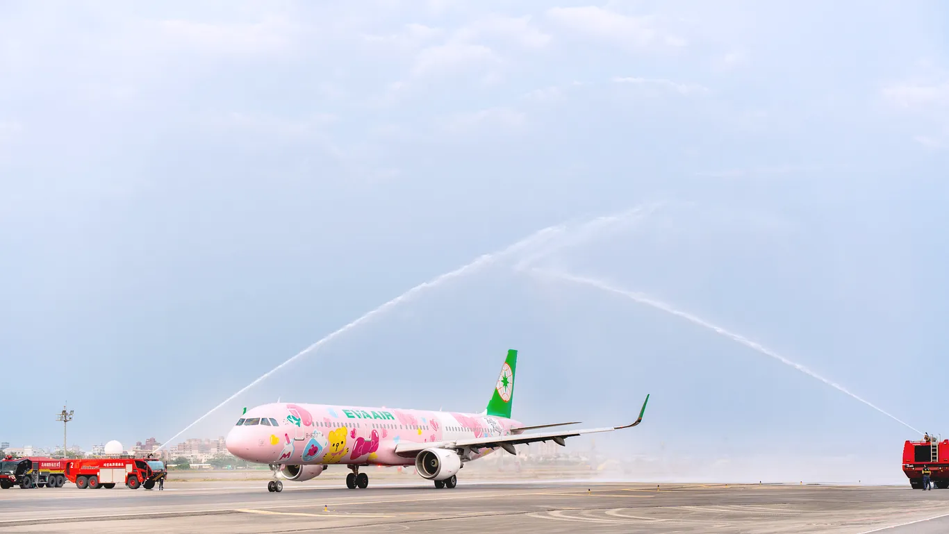 高雄國際航空站特別安排灑水儀式，慶祝長榮航空「粉萌機」首航香港。