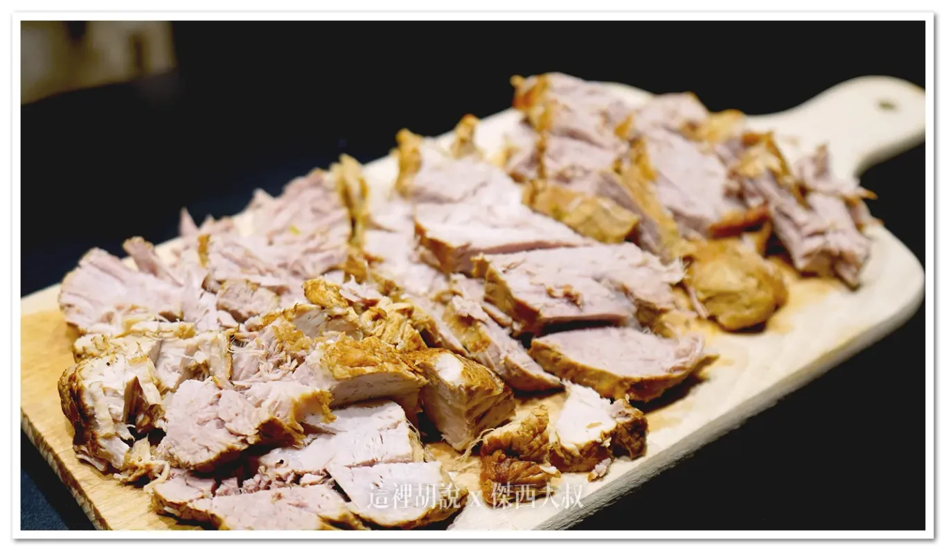 肉本身有先煎過上色才會出現這樣的外黃內白的色澤