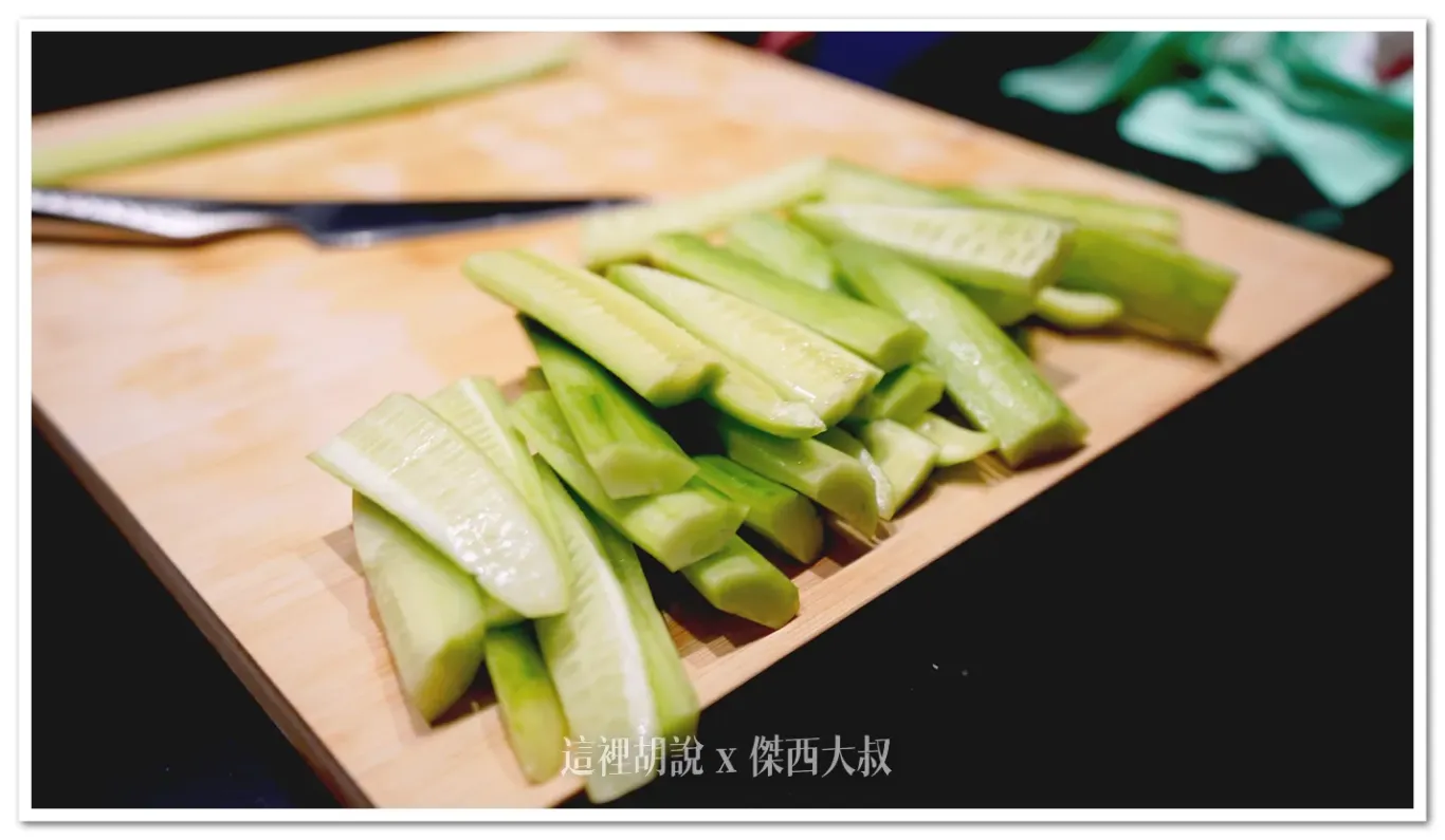 長的很像黃瓜的刺瓜，削皮之後切段，加入前一晚沒有吃完的雞架子還有雞肉碎，就被拿來熬成湯。筆記，雞架子熬湯要中大火才行。
